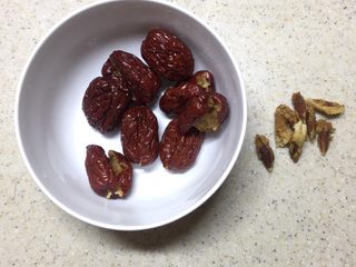 8、沙参玉竹椰子鸡汤(附开椰子方法),红枣去核。