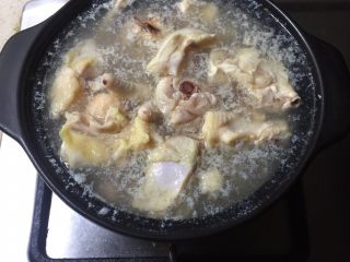 9、沙参玉竹椰子鸡汤(附开椰子方法),鸡肉飞水。