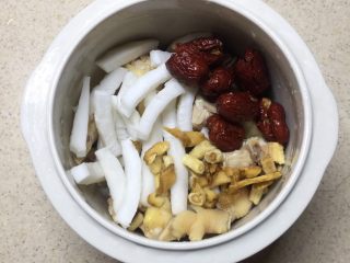 11、沙参玉竹椰子鸡汤(附开椰子方法),炖锅里放入鸡肉,红枣,椰子肉,沙参,玉竹。