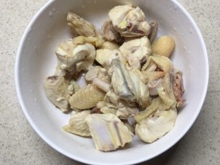 10、沙参玉竹椰子鸡汤(附开椰子方法),洗净待用。