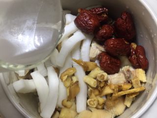 12、沙参玉竹椰子鸡汤(附开椰子方法),加入椰汁。
