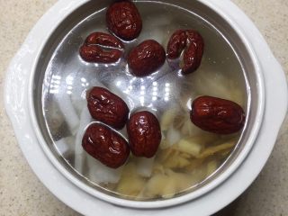 13、沙参玉竹椰子鸡汤(附开椰子方法),加入水,多少按自我感觉加。