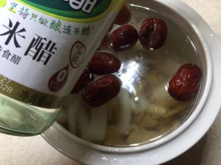 14、沙参玉竹椰子鸡汤(附开椰子方法),加入醋。