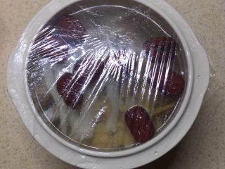 15、沙参玉竹椰子鸡汤(附开椰子方法),炖锅表面盖上一层保鲜膜。