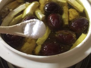 17、沙参玉竹椰子鸡汤(附开椰子方法),当程序结束以后加入盐调味。