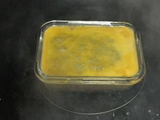 9、宝宝午餐肉, 然后开盖刷上蛋黄液，再继续蒸15分钟，蒸好后焖5分钟。