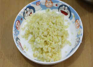 3、打造paty上超实惠的大披萨——金枪鱼披萨 ,蒜切末。