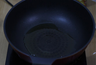 4、打造paty上超实惠的大披萨——金枪鱼披萨 ,锅中放橄榄油，烧热。