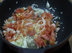 6、打造paty上超实惠的大披萨——金枪鱼披萨 ,放入西红柿块一起炒。