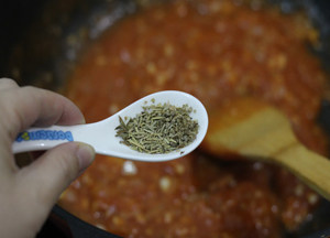 11、打造paty上超实惠的大披萨——金枪鱼披萨 ,放入综合香草。