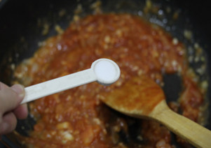 9、打造paty上超实惠的大披萨——金枪鱼披萨 ,放入盐。