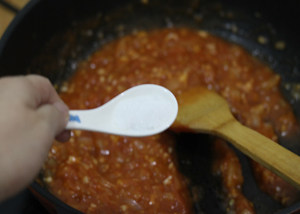 10、打造paty上超实惠的大披萨——金枪鱼披萨 ,放入糖。