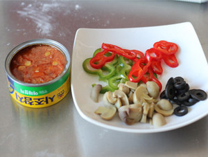 13、打造paty上超实惠的大披萨——金枪鱼披萨 ,披萨材料准备好。