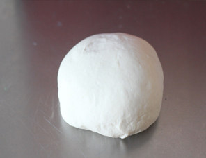 14、打造paty上超实惠的大披萨——金枪鱼披萨 ,面团材料一起揉成光滑的面团，醒发至两倍大，拿出排气，再次揉成小面团。