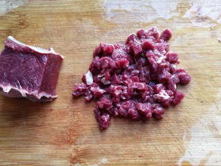 1、牛肉筷子萝卜,牛肉一块，取适量切成细丁丁；