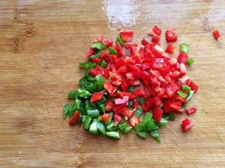 7、牛肉筷子萝卜,切成均匀的细丁丁；