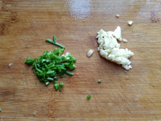 8、牛肉筷子萝卜,再准备蒜末，葱花备用；