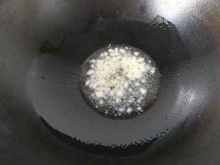 9、牛肉筷子萝卜,锅中入适量油，下蒜末煸出香味；