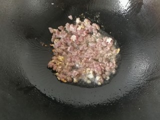 10、牛肉筷子萝卜,下入腌渍过的牛肉丁，炒至牛肉变色；