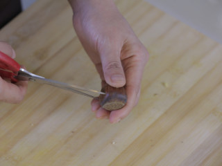 2、家庭秘制糖炒板栗,将板栗用剪刀剪开，可以根据自己的方法，也可以用刀。将板栗剪个2cm左右的口，一定要把表皮剪开。