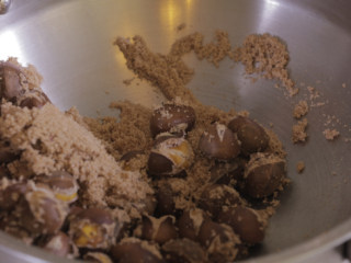 5、家庭秘制糖炒板栗,加入白糖继续翻炒，翻炒至糖慢慢焦化，变成深咖色。