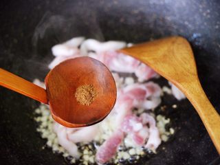 5、芦笋炒肉,加入花椒增加香味。