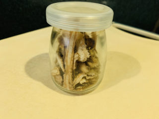 6、当归黄芪乌鸡汤,当归取出，这些药材没用完，都可以放密封罐放冰箱冷藏；