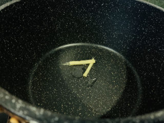 10、当归黄芪乌鸡汤,锅放油，加少许生姜；