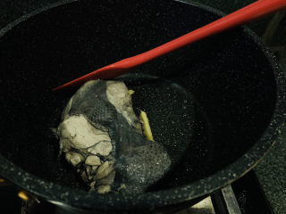 12、当归黄芪乌鸡汤,放入锅炒香；