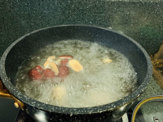 17、当归黄芪乌鸡汤,大火煮沸；