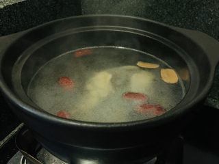 18、当归黄芪乌鸡汤,倒入砂锅；