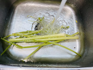 2、芹菜炒木耳,芹菜择净清洗干净