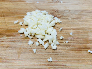 5、芹菜炒木耳,蒜末