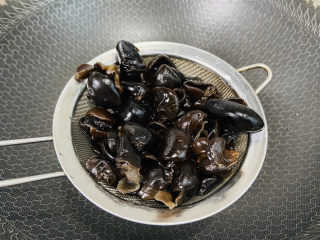 7、芹菜炒木耳,捞起沥干水份