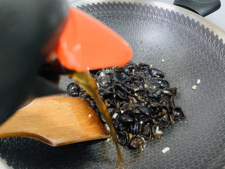 10、芹菜炒木耳,烹入一勺料酒