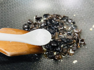 11、芹菜炒木耳,加入适量盐
