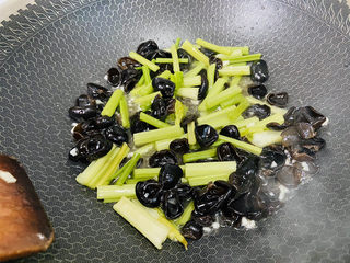 14、芹菜炒木耳,翻炒断生即可
