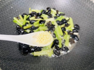 16、芹菜炒木耳,鸡精调味