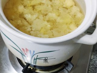 10、养颜银耳羹,大火先将雪耳煮沸