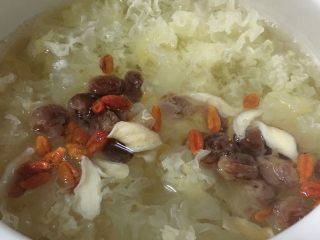 12、养颜银耳羹,倒入所有食材后搅拌均匀开始熬煮