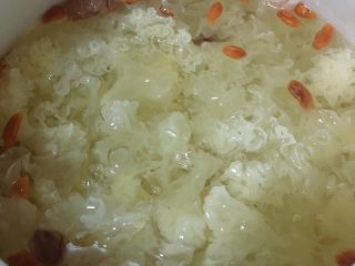 13、养颜银耳羹,小火慢炖45分钟（期间需要多次搅拌以免糊锅溢锅）