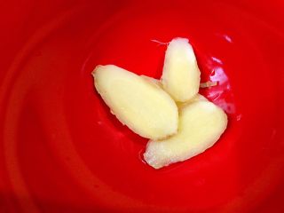 8、花胶虫草花乌鸡汤,姜切片