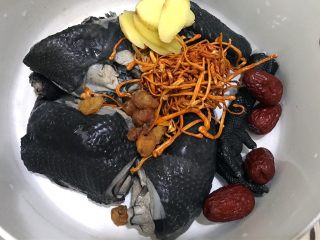 12、花胶虫草花乌鸡汤,加入剩的姜片,红枣,桂圆肉
