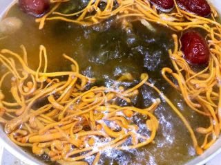 14、花胶虫草花乌鸡汤,大火滚开后转最小火煲40分钟左右