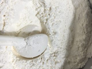 9、香甜枣泥糕,高粉、低粉、小苏打、盐先放在盆里混合均匀，备用