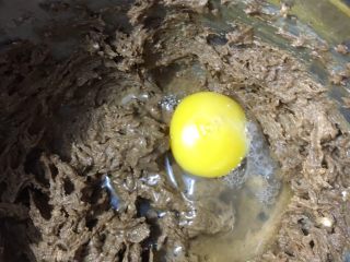 14、香甜枣泥糕,3个鸡蛋分三次与黄油糊一起搅匀
