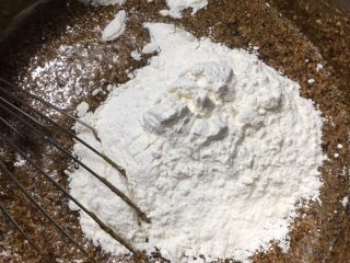 18、香甜枣泥糕,把备用的混合好的高粉分三次加入黄油糊里