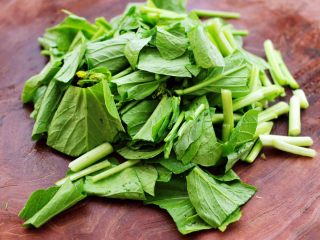 3、菜心红椒炒肉片,菜心摘洗干净后切段。