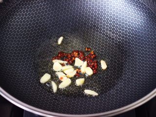 4、菜心红椒炒肉片,锅烧热后，倒入花生油，烧至六成熟时，小火慢慢炸香花椒后，大火爆香蒜片。