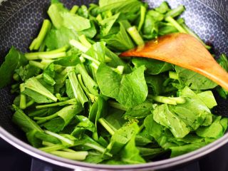 8、菜心红椒炒肉片,加入切段的菜心。